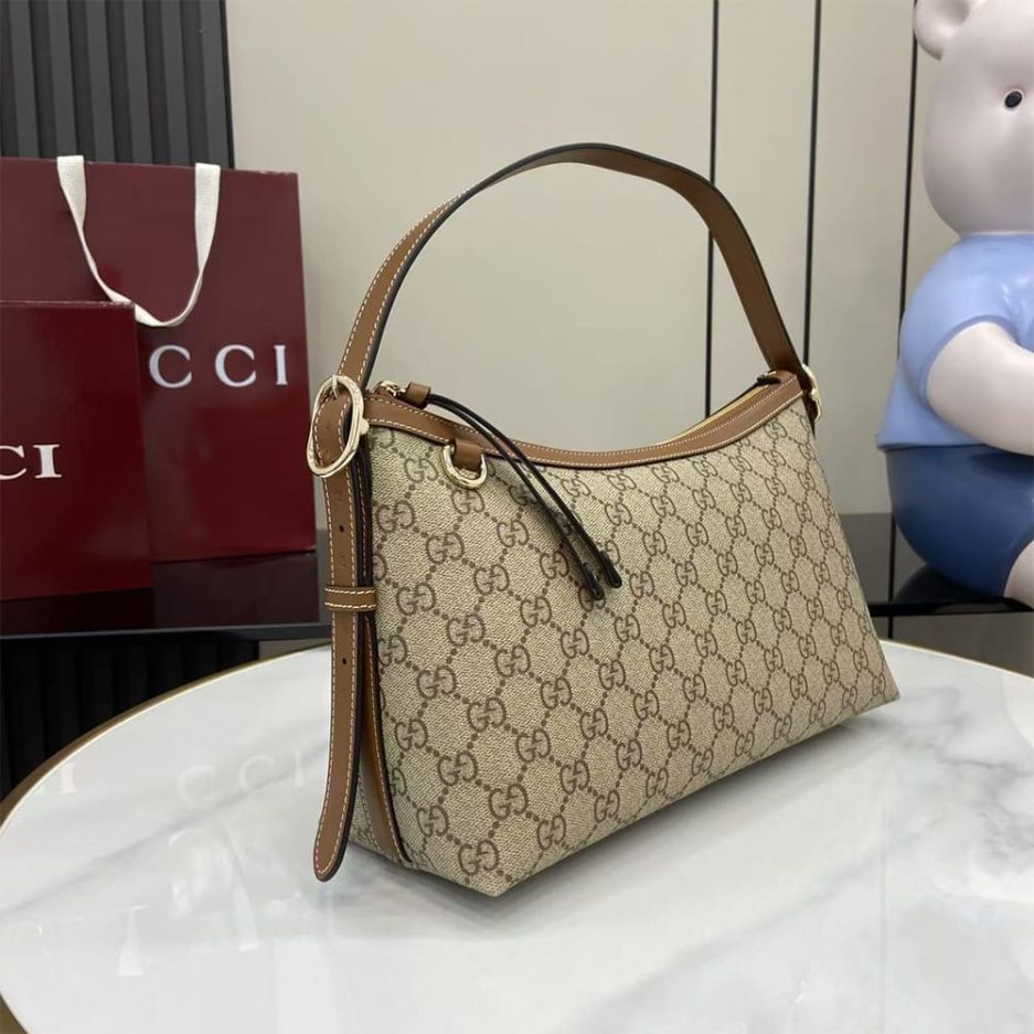 GG Emblem medium shoulder bag