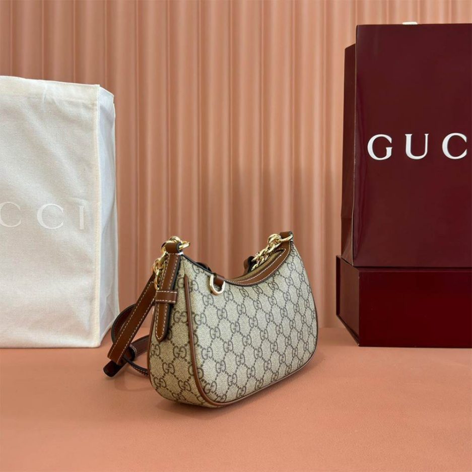 GG Emblem small shoulder bag