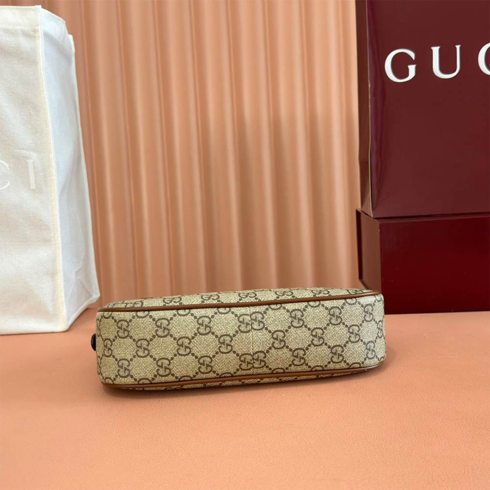 GG Emblem small shoulder bag
