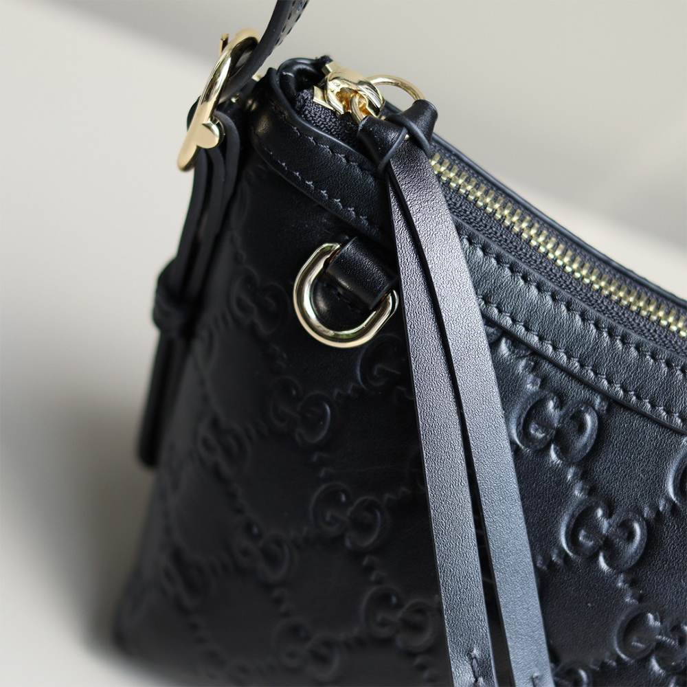 GG Emblem small shoulder bag
