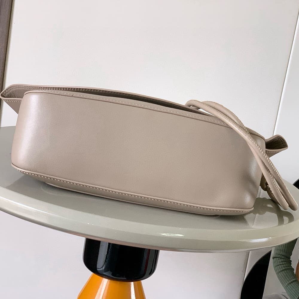 L0ew* Medium Ola bag in smooth calfskin(HIGH-END GRADE)
